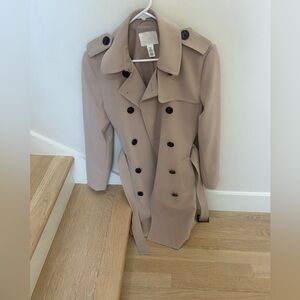H&M women’s trench coat. Excellent condition.